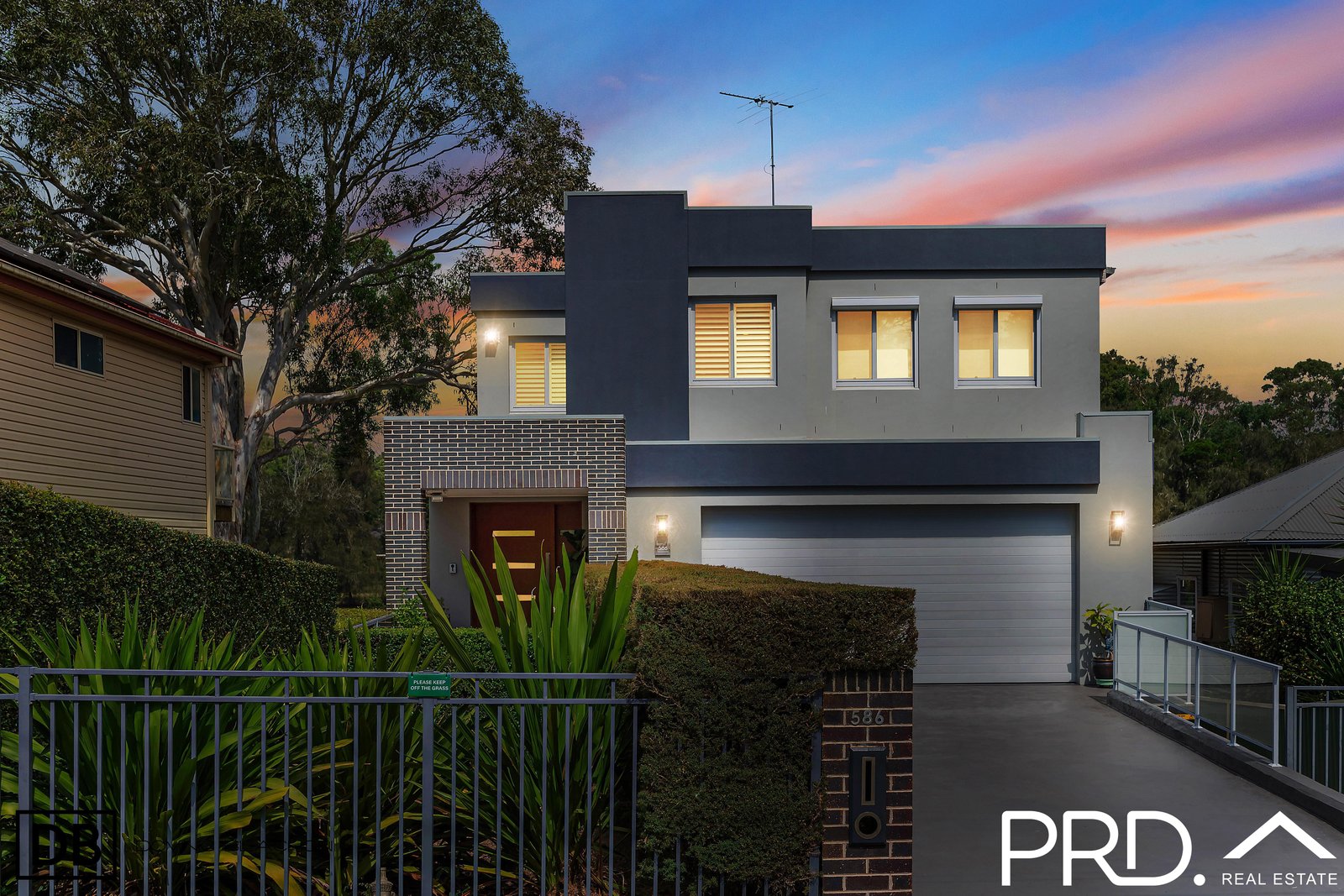 586 Henry Lawson Drive EAST HILLS 2