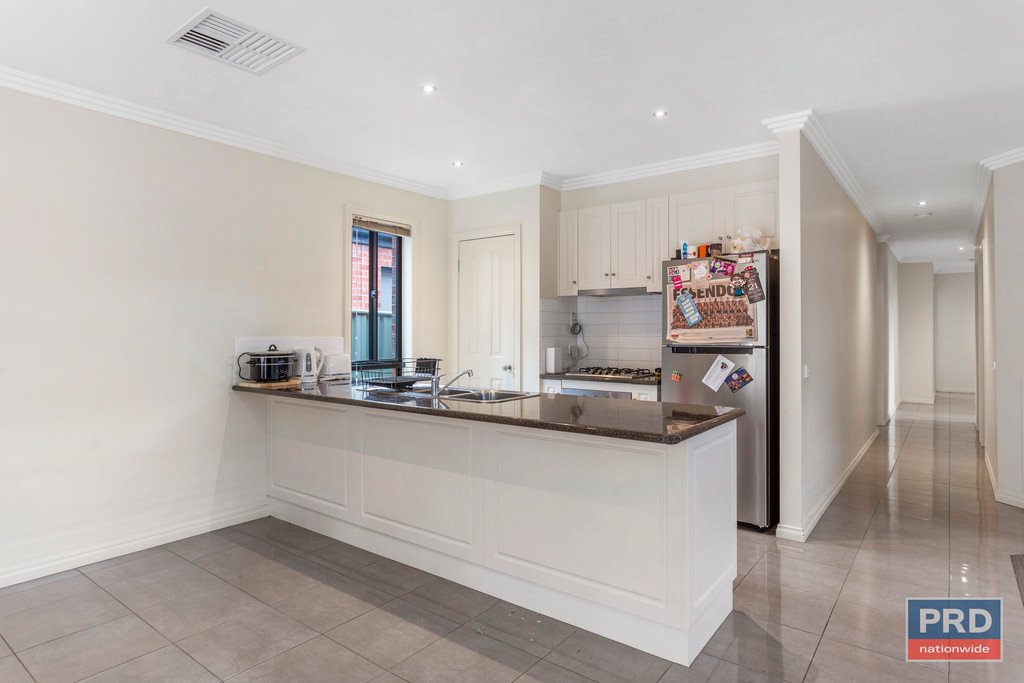 5a Vincent Drive KENNINGTON 9