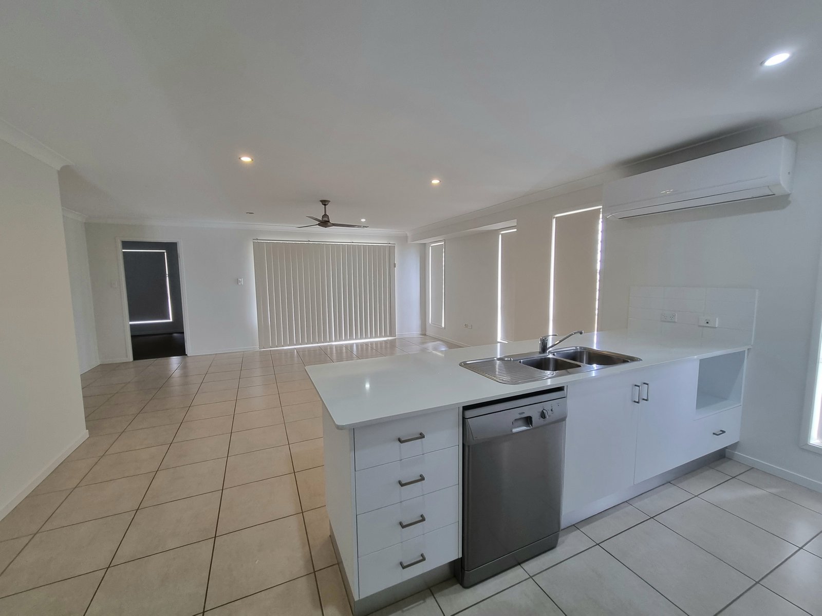 6 BUCHANEN Street BOYNE ISLAND 2