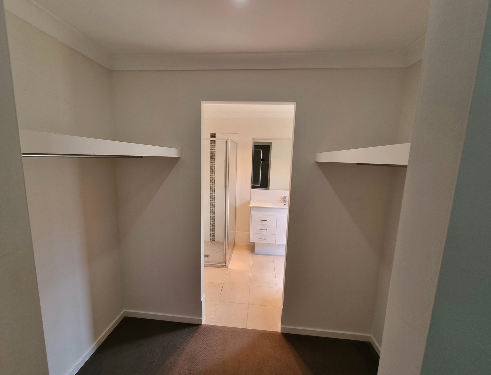 6 BUCHANEN Street BOYNE ISLAND 11