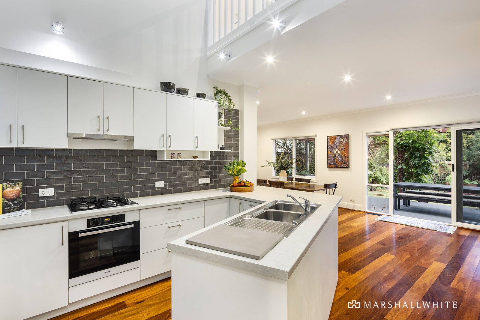 6 Byrne Avenue, Elwood, VIC