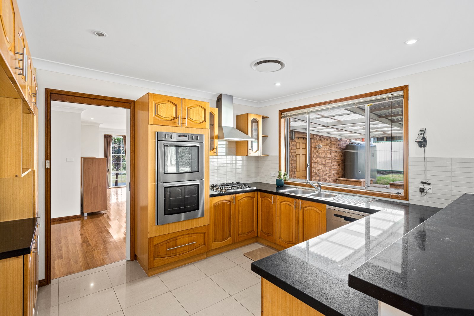 6 Denham Drive HORSLEY 2