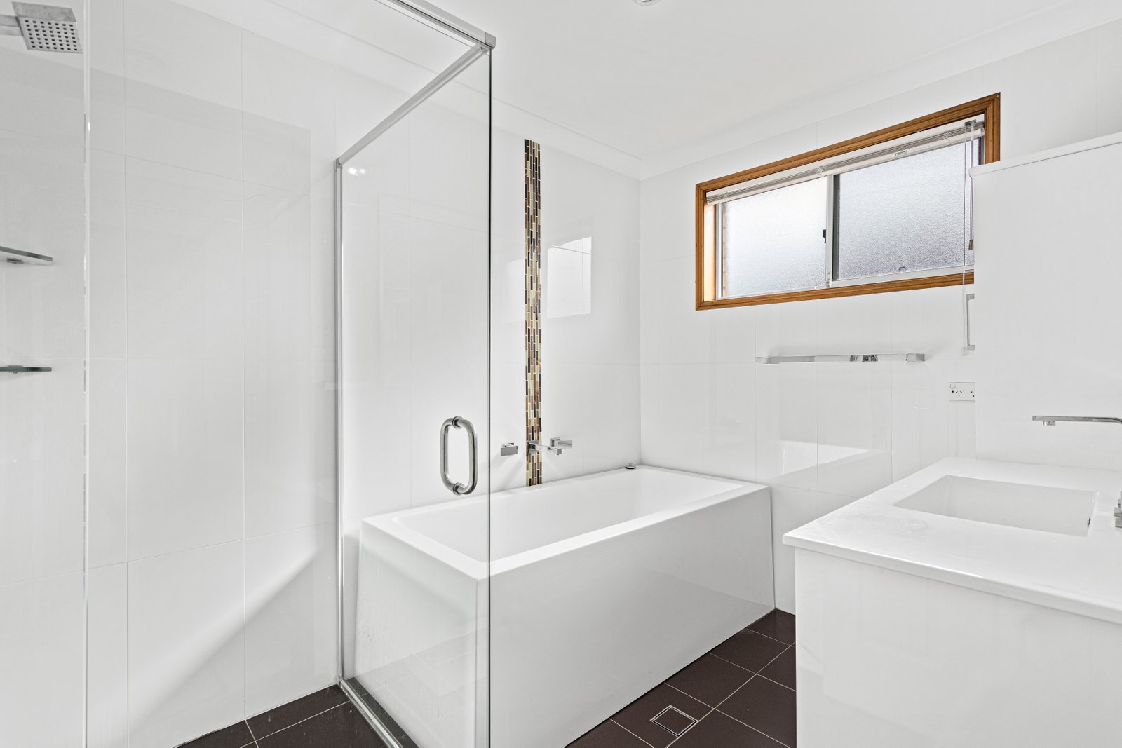 6 Denham Drive HORSLEY 4