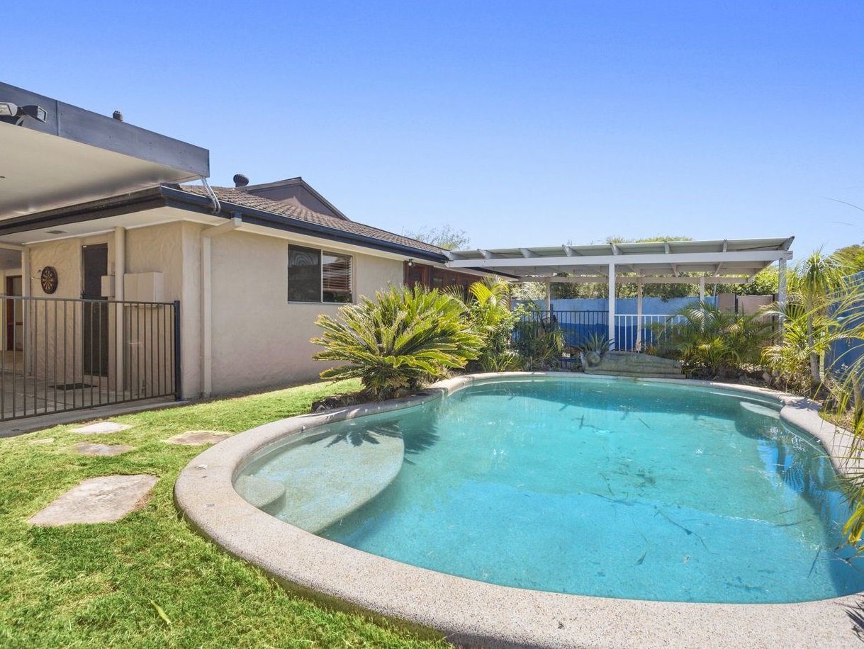 6 Dotterel Drive BURLEIGH WATERS 4