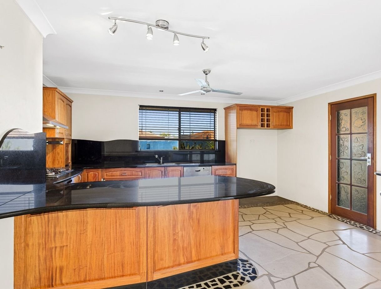 6 Dotterel Drive BURLEIGH WATERS 6