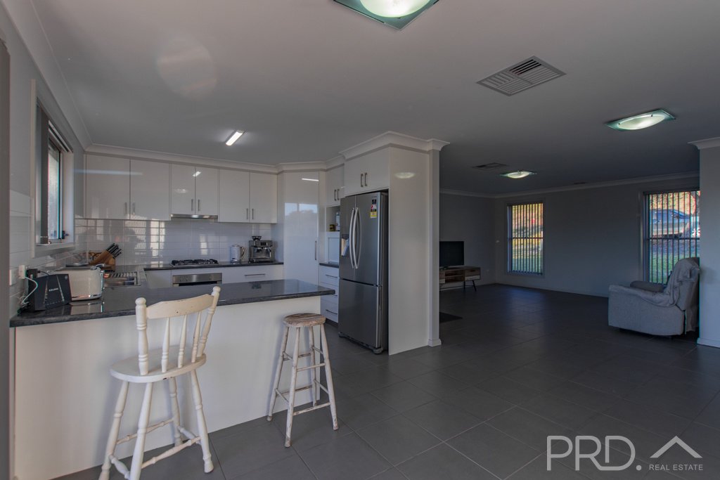 6 Eberlin Place TUMUT 4