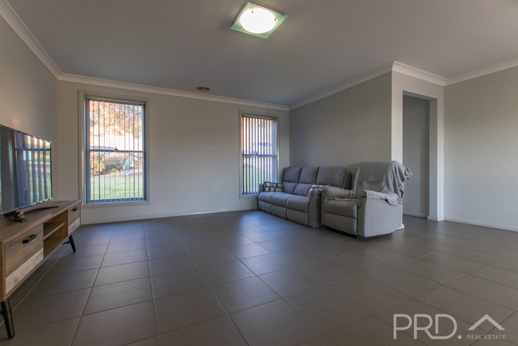 6 Eberlin Place TUMUT 5