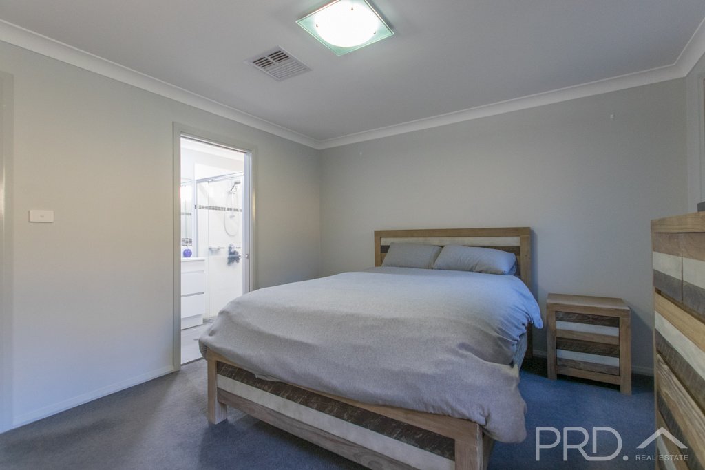 6 Eberlin Place TUMUT 8