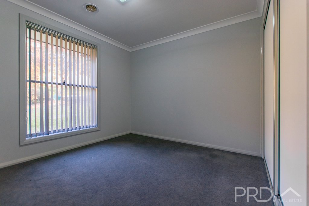 6 Eberlin Place TUMUT 11