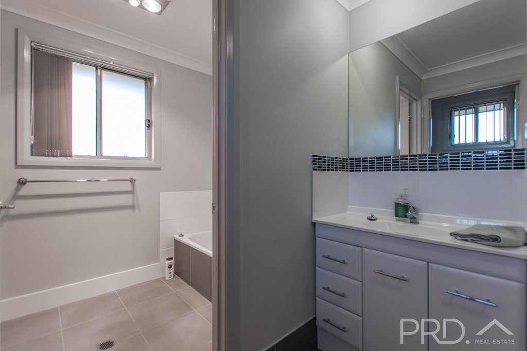 6 Eberlin Place TUMUT 12