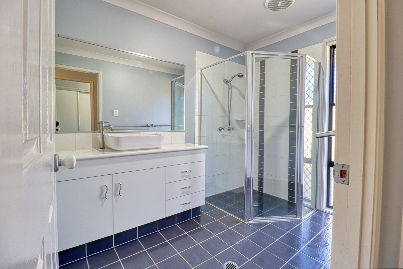 6 Eileen Place CASINO 16