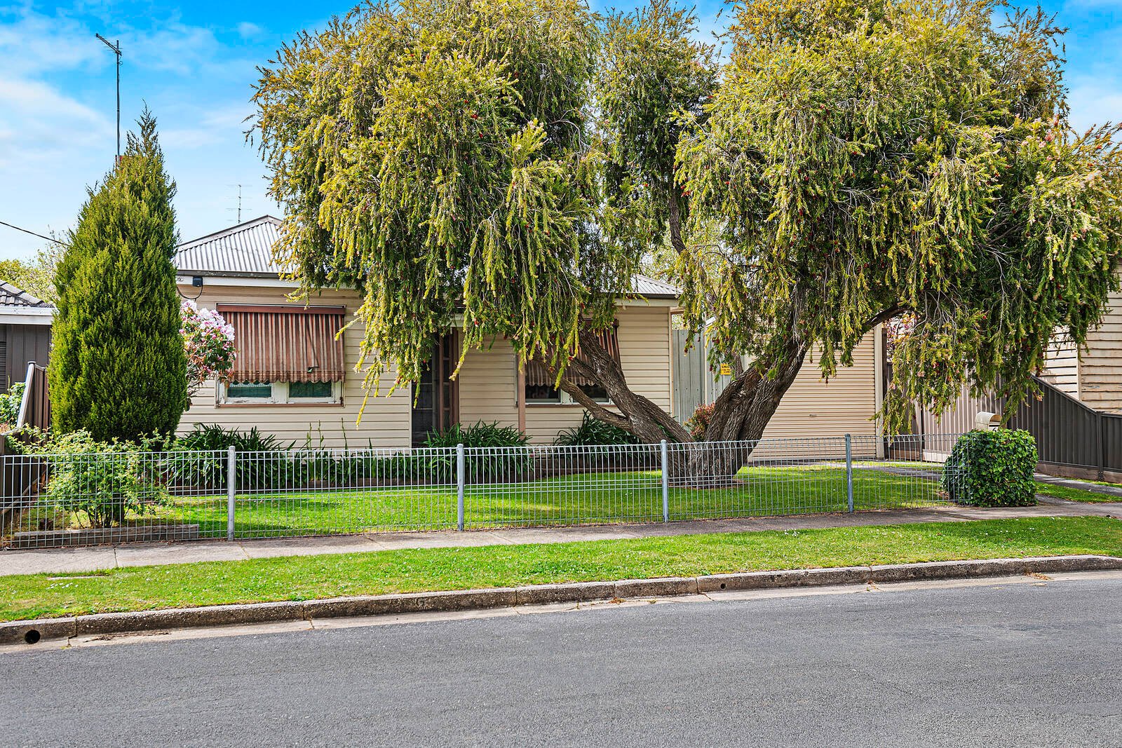 6 Essex Street, Wendouree VIC 3355 Buxton 2021