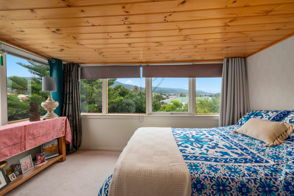 6 Fairfax Road GLENORCHY 11