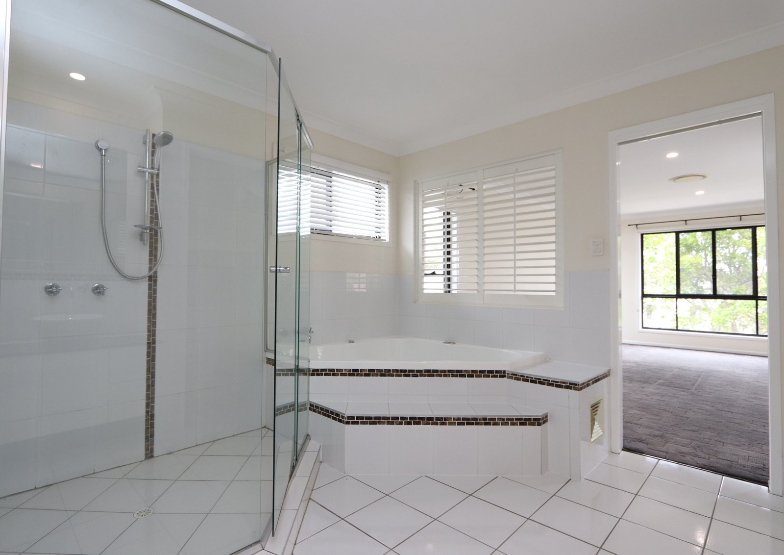 6 Fleetwood Court HELENSVALE 12