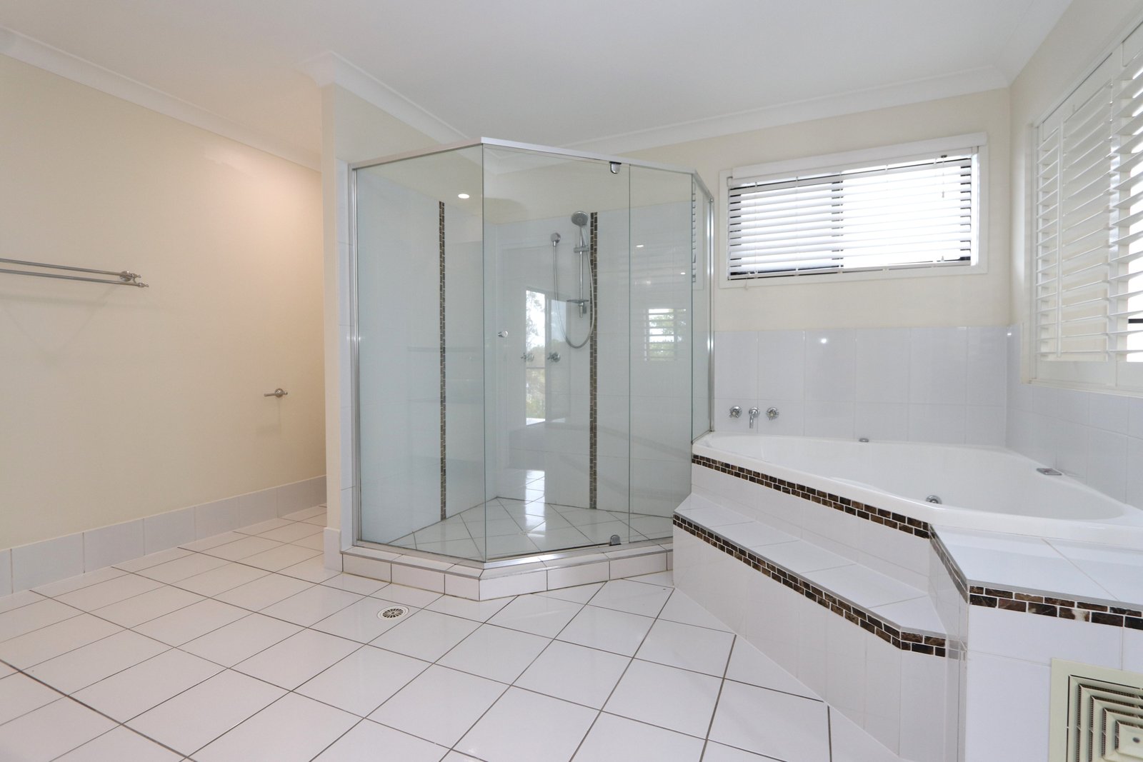 6 Fleetwood Court HELENSVALE 14