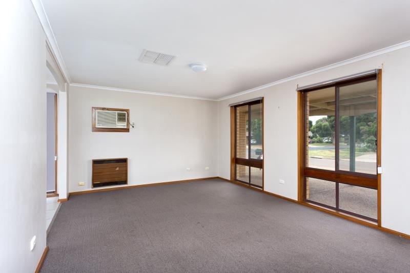 6 Gregory Crescent LAKE ALBERT 2