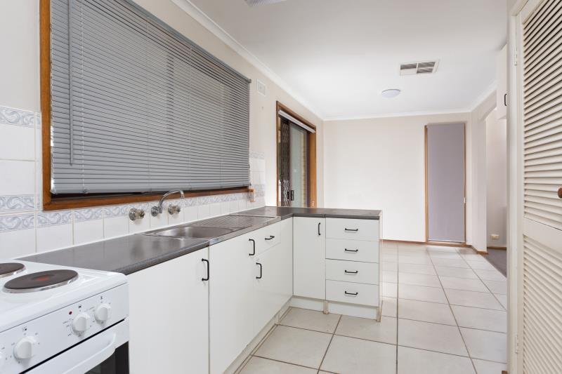 6 Gregory Crescent LAKE ALBERT 3