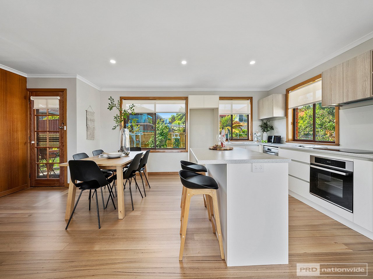 6 Hillside Drive BLACKMANS BAY 8