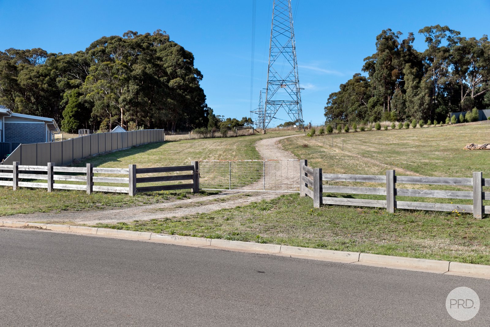 6 Holmsgarth Court BROWN HILL 2