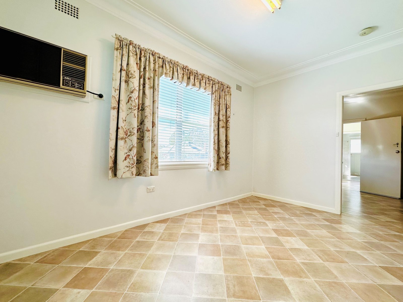 6 Jean Street TAMWORTH 9