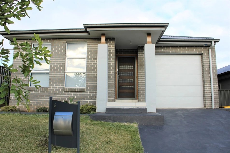 6 Jennings Crescent SPRING FARM 1