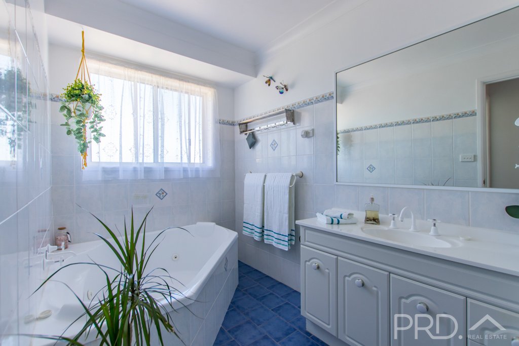 6 Jillabenan Close TUMUT 13