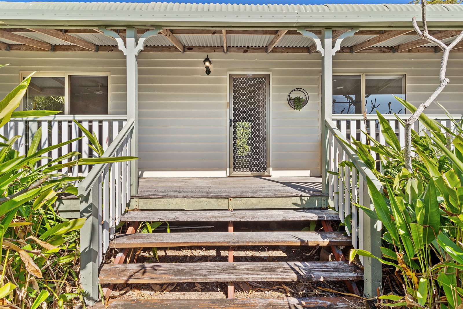 6 Jones Road CANNONVALE 2