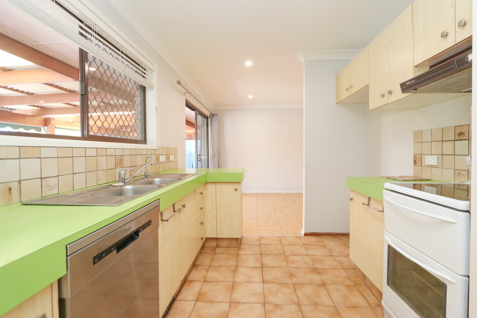 6 Kittani Crescent ASHMORE 9