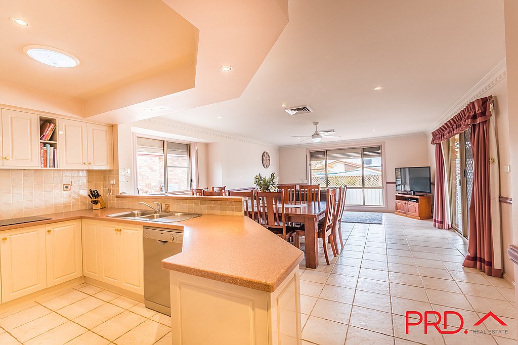 6 Kurria Close TAMWORTH 5