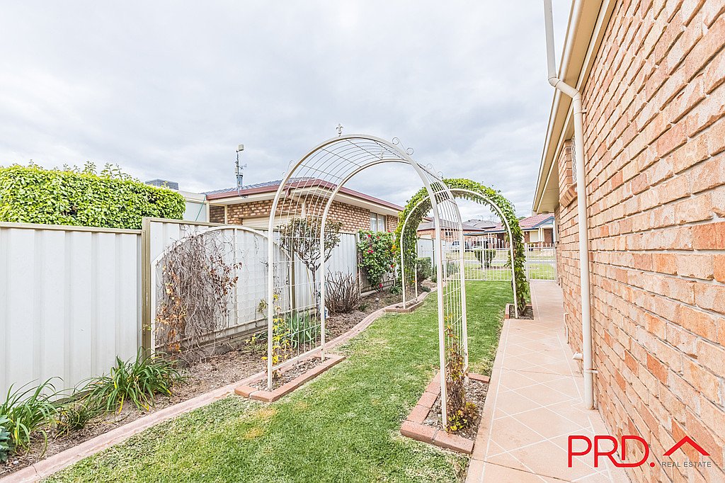 6 Kurria Close TAMWORTH 18