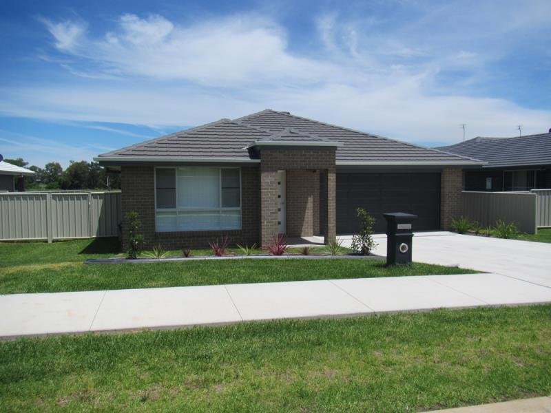 6 Lake Place TAMWORTH 1