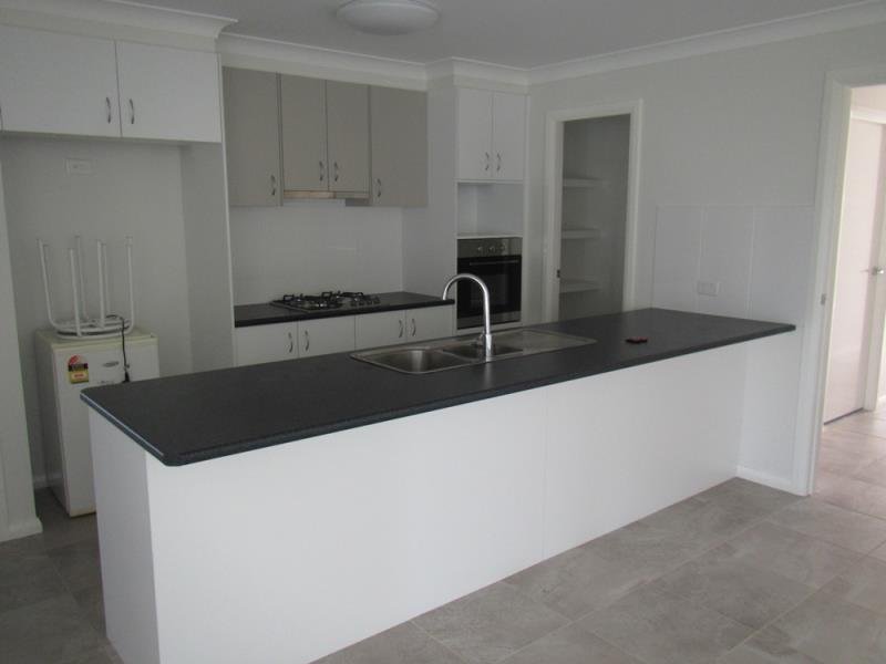 6 Lake Place TAMWORTH 2