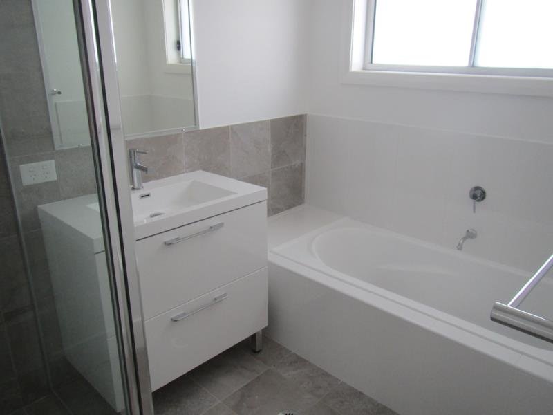 6 Lake Place TAMWORTH 4