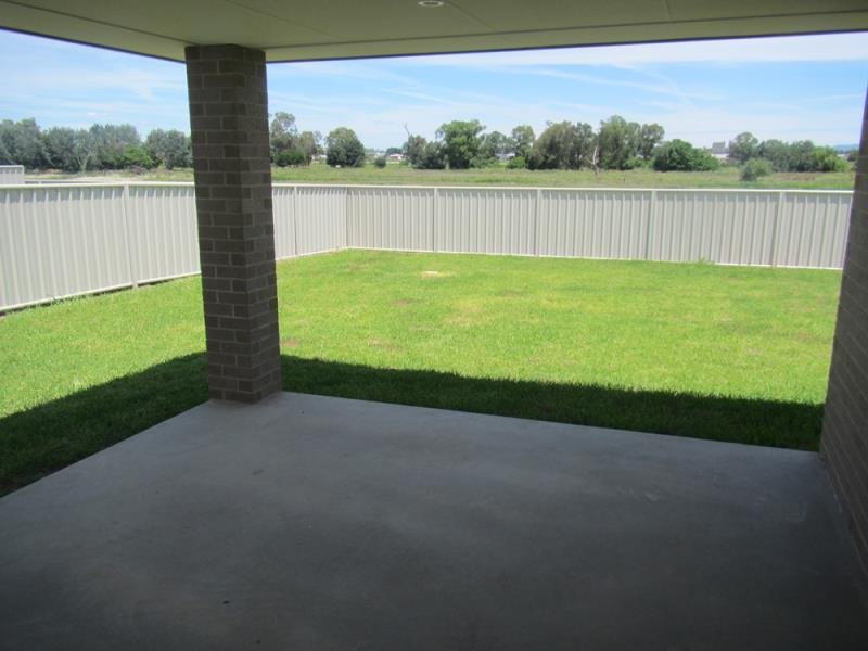 6 Lake Place TAMWORTH 8