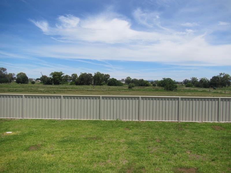 6 Lake Place TAMWORTH 9