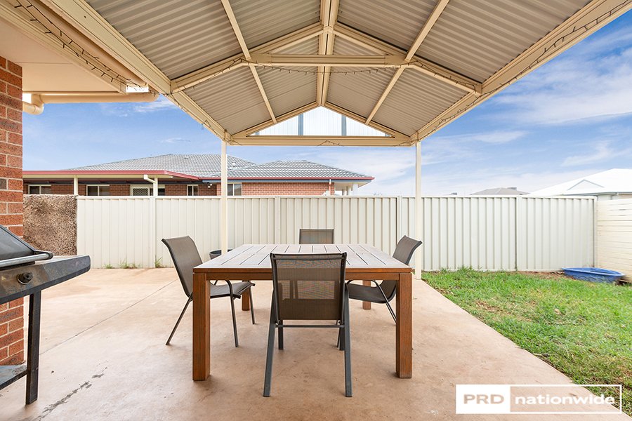 6 Lindsay Road TAMWORTH 4