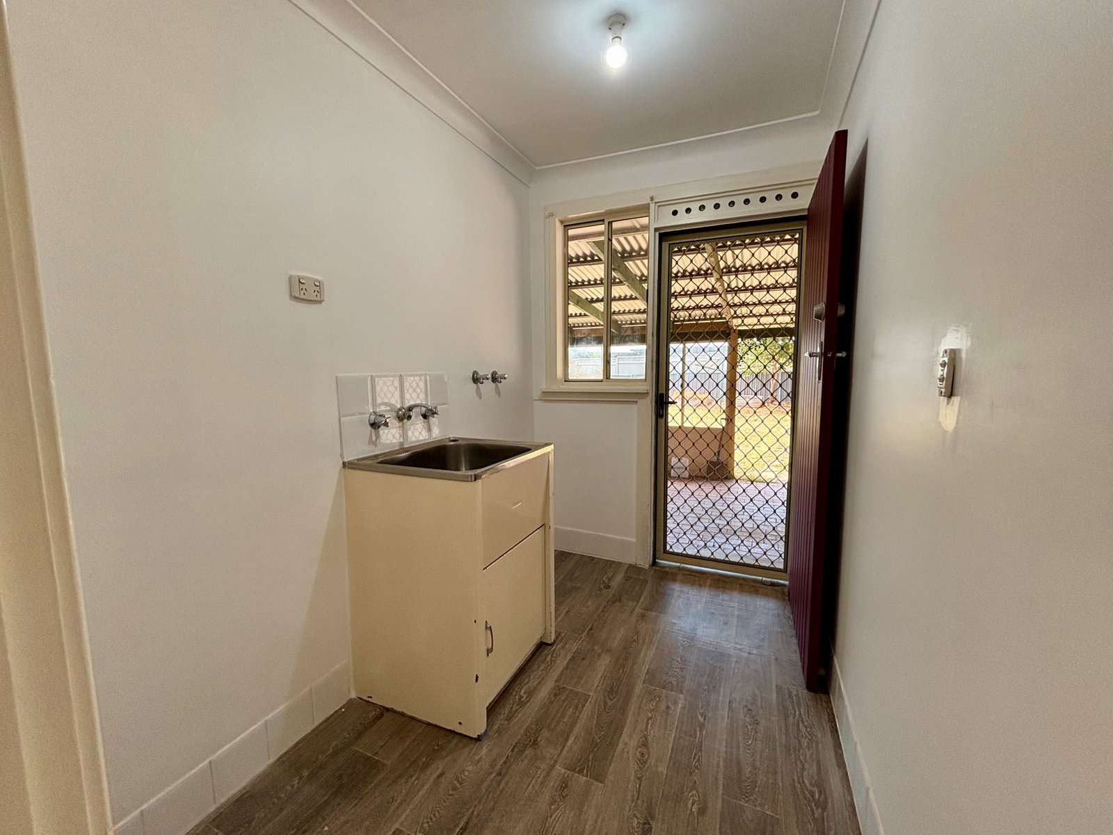 6 Lorraine Street WEST TAMWORTH 9