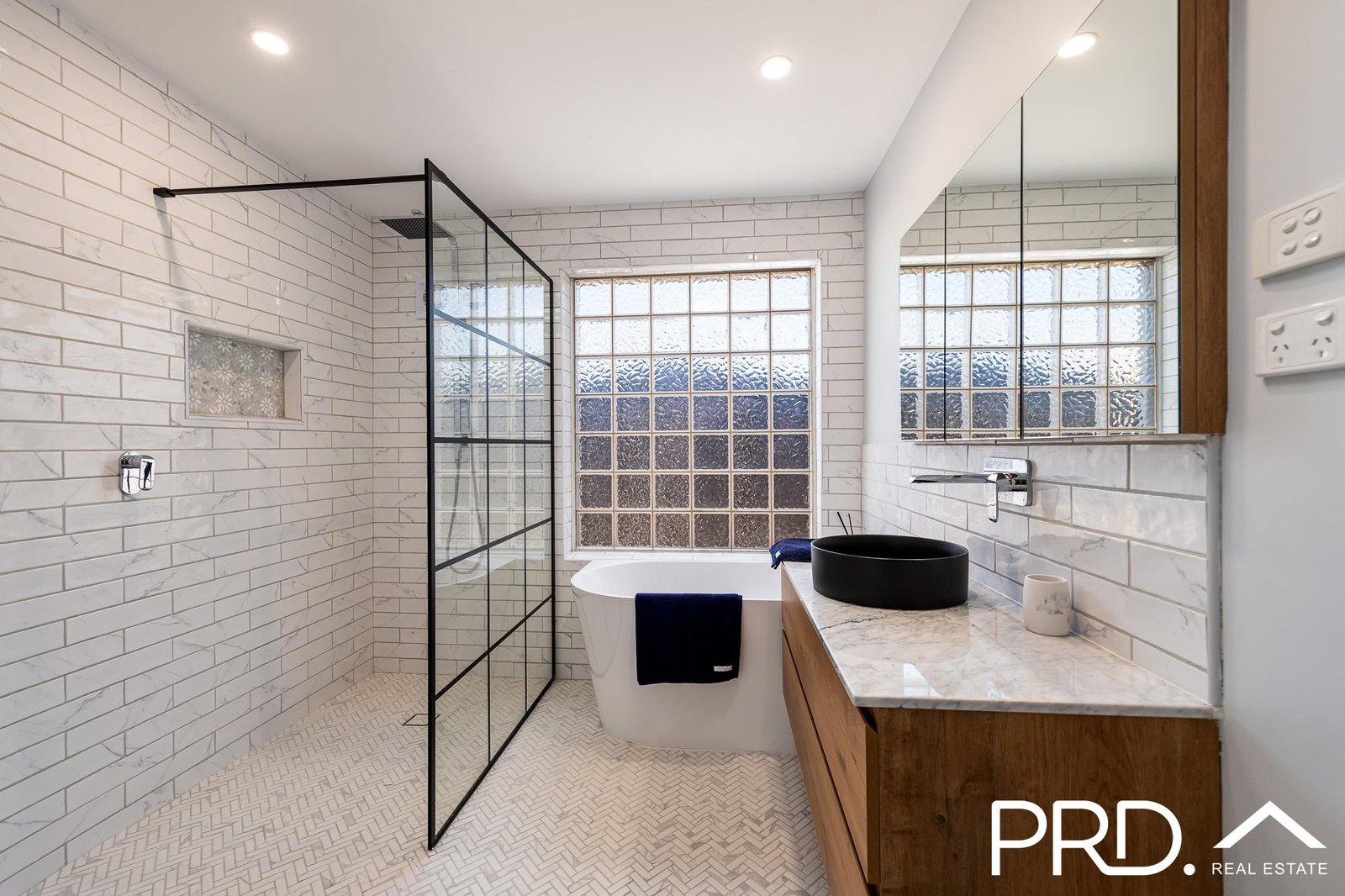 6 Moncrieff Place MILPERRA 8