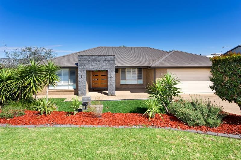6 Osterley Street BOURKELANDS 1