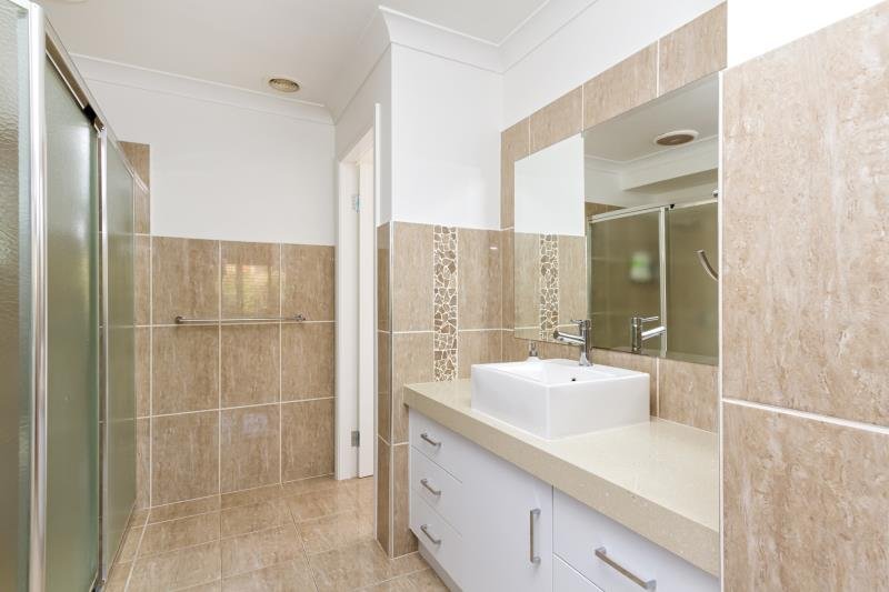 6 Osterley Street BOURKELANDS 3