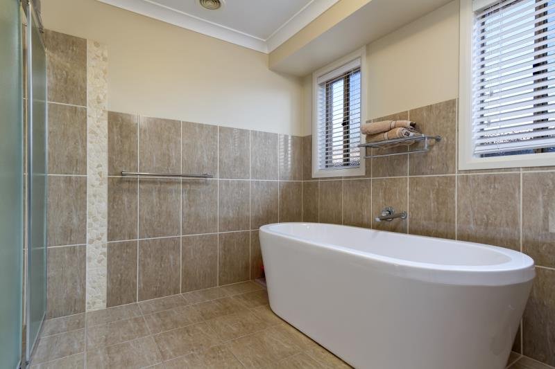 6 Osterley Street BOURKELANDS 4