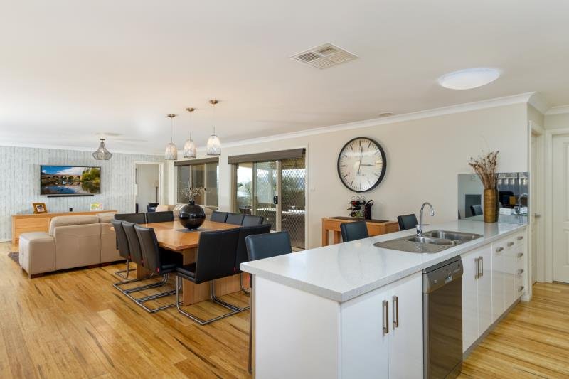 6 Osterley Street BOURKELANDS 5