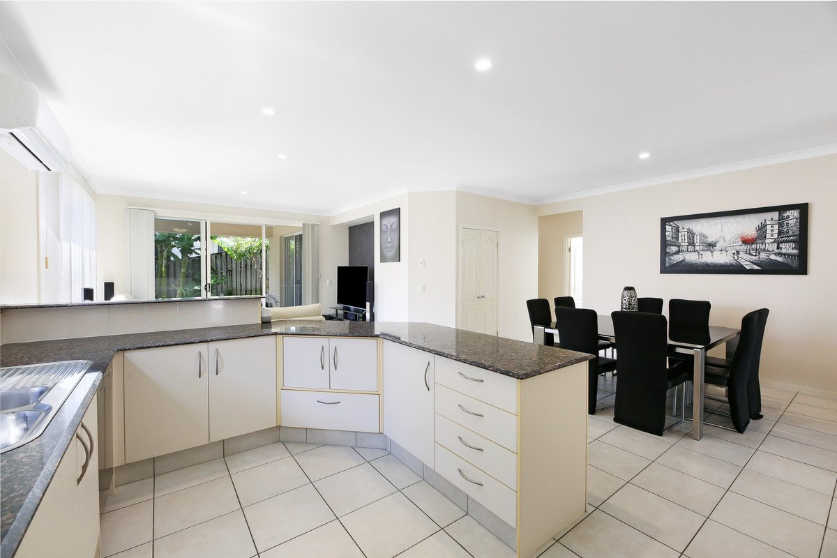 6 Palma Crescent VARSITY LAKES 5