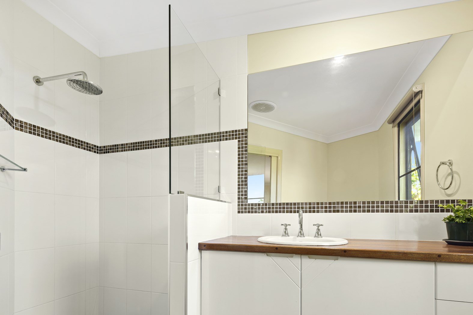 6 Panoramic Court CANNONVALE 14