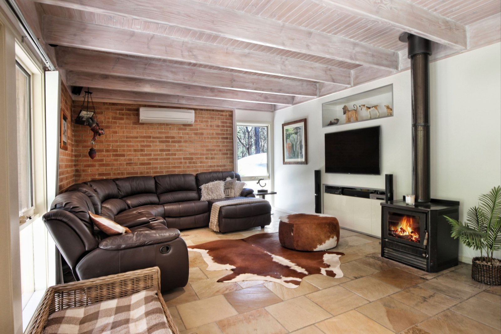 Real Estate and Property in 6 Robert Road, Woodend, VIC