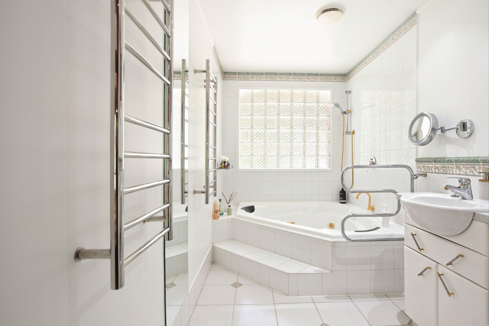 Real Estate and Property in 6 Robert Road, Woodend, VIC