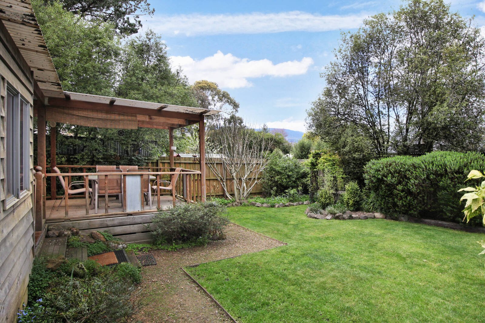 Real Estate and Property in 6 Rodney Drive, Woodend, VIC