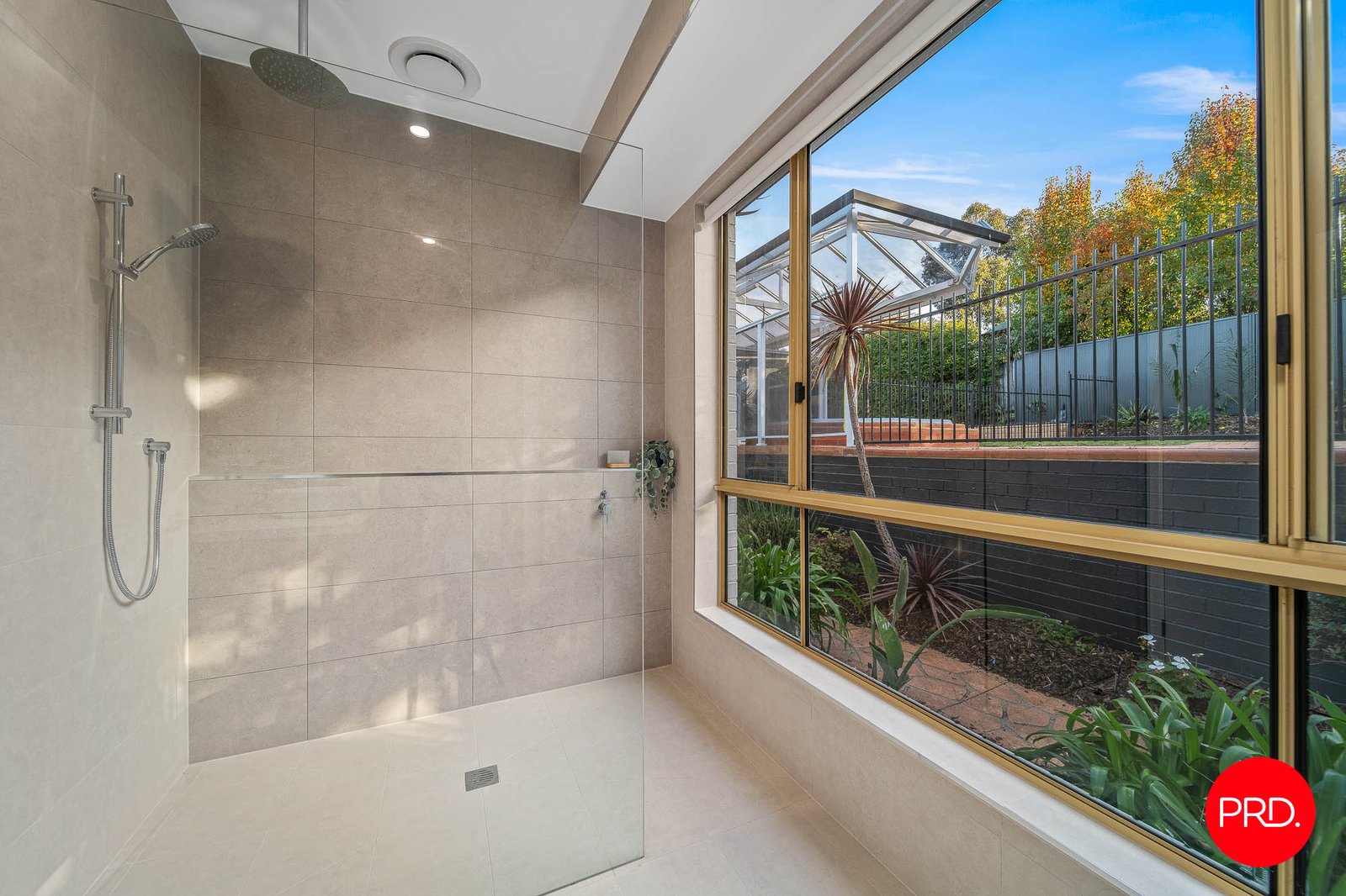 6 Roslyn Court KENNINGTON 16