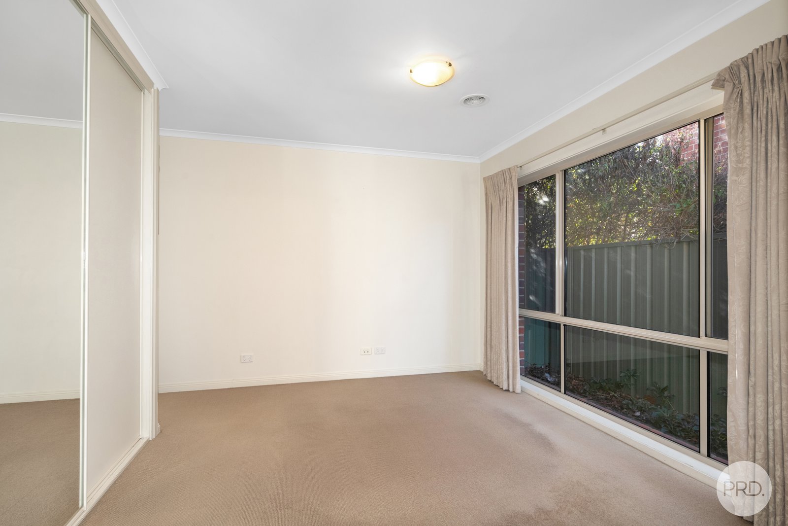 6 St Michaels Place LAKE GARDENS 9