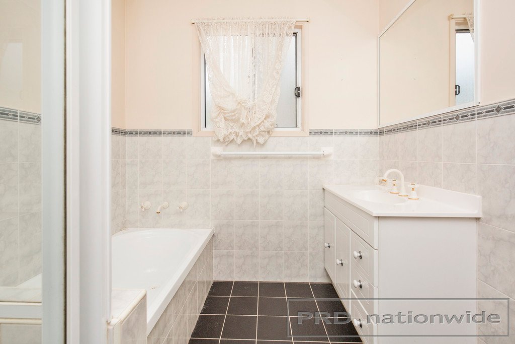 6 Sutton Grove BRANXTON 7